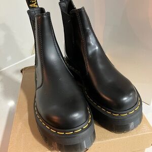 Magnifiques bottes Dr. Martens modèle Jadon à plateforme avec 8 œillets.  Caract